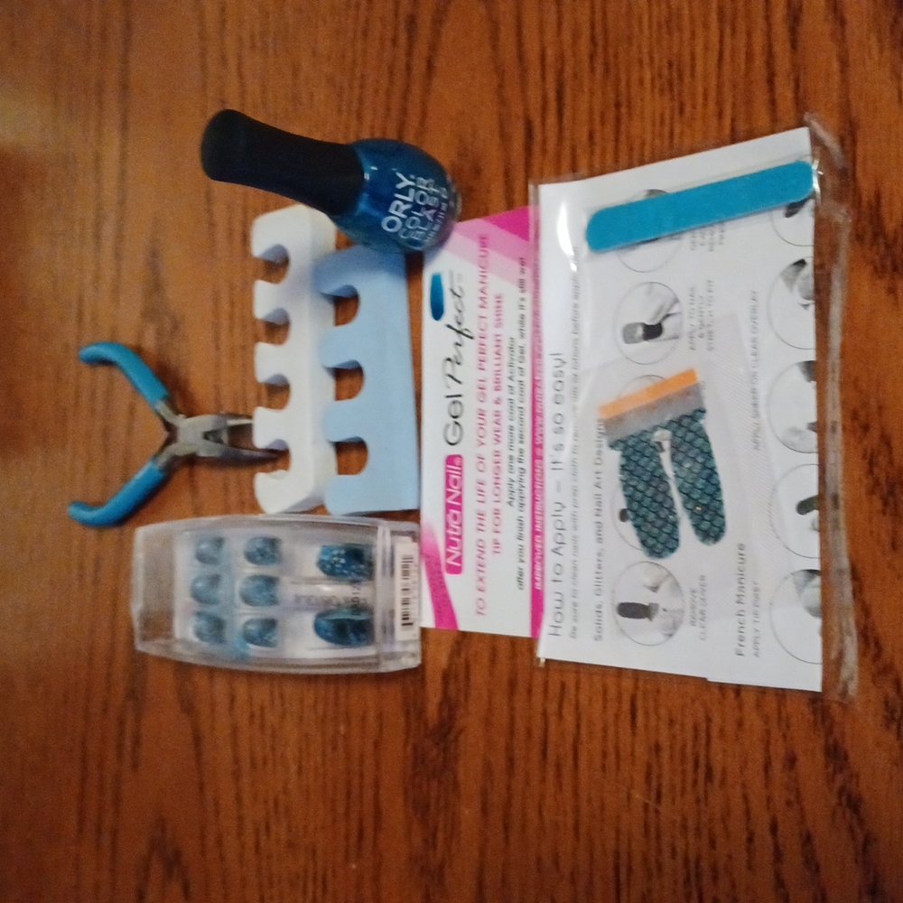 Diva  teal color nail set